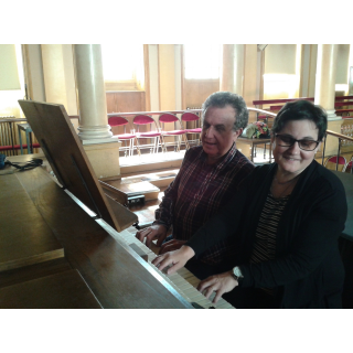 Alexandra Klein probt mit Dominique Levacque an der Orgel im "Salle de Concert André Marchal" im INJA Paris (1)<br>(Foto: Esther Klein)