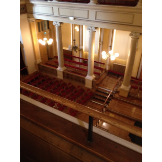 Innenraum des "Salle de Concert André Marchal" im INJA Paris mit Säulen, Bestuhlung und Beleuchtung ; Ansicht von der Empore aus<br>(Foto: Alexandra Klein)