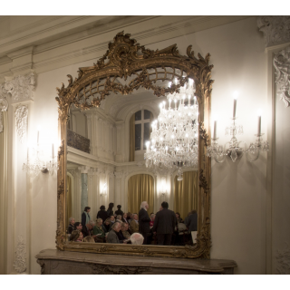 Spiegel im Spiegelsaal von Schloss Morsbroich; im Spiegelbild die Geburtstagsgesellschaft von York Höllers 75. Geburtstag, u.a. links Alexandra Klein, rechts York Höller<br>(Foto: Wolfgang Weiss)
