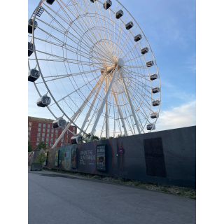 Riesenrad bei blauem Himmel von Abendsonne beleuchtet, links Gambino Hotel; Werksviertel München; 14.05.2025<br>(Foto: Alexandra Klein)