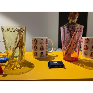 LehrBar (3):  gelbes Cocktailglas Renaissance, pinkes Cocktailglas Barock, gef&uuml;llt mit beschrifteten Komponistinnen auf Holzspatel; HfMDK Frankfurt a.M.; 15.11.2025 <br>(Foto: Alexandra Klein)