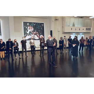 York Höller spricht in der Eingangshalle Staatenhaus Oper Köln, umringt von einer Besuchergruppe; Bildgeschenk zu Ostern, 13.04.2022<br>(Foto: Maria Brückner)