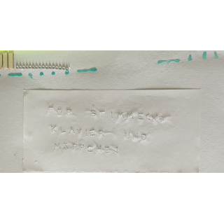 Text "Für Stimme(n) Klavier und Mäppchen" in historischer Stachelschrift auf normalem Papier; original Stachelschrift Setzkasten Joh. Wilh. Klein (Privatbesitz); Komposition Sommer der Klasse 5e auf weißer Pappe; Gymnasium Wendalinum WND  (2); 11.06.2025  <br>(Foto: Alexandra Klein)