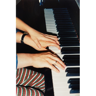 Die linke Hand einer blinden Klavierschülerin liegt auf der linken Hand von Alexandra Klein zum Erfühlen der korrekten Handhaltung auf den Tasten.<br>(Foto: Privat)