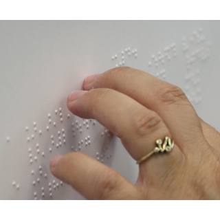 Die linke Hand von Alexandra Klein auf der Braille-Notenschrift<br>(Foto: Franz Josef Bohnenberger)